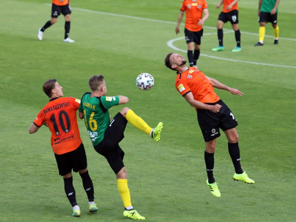 Wyrównany pojedynek Chrobrego z GKS-em i podział punktów