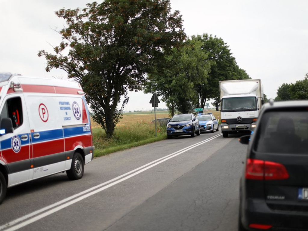 Poważny wypadek koło Bytnika. Auto uderzyło w drzewo