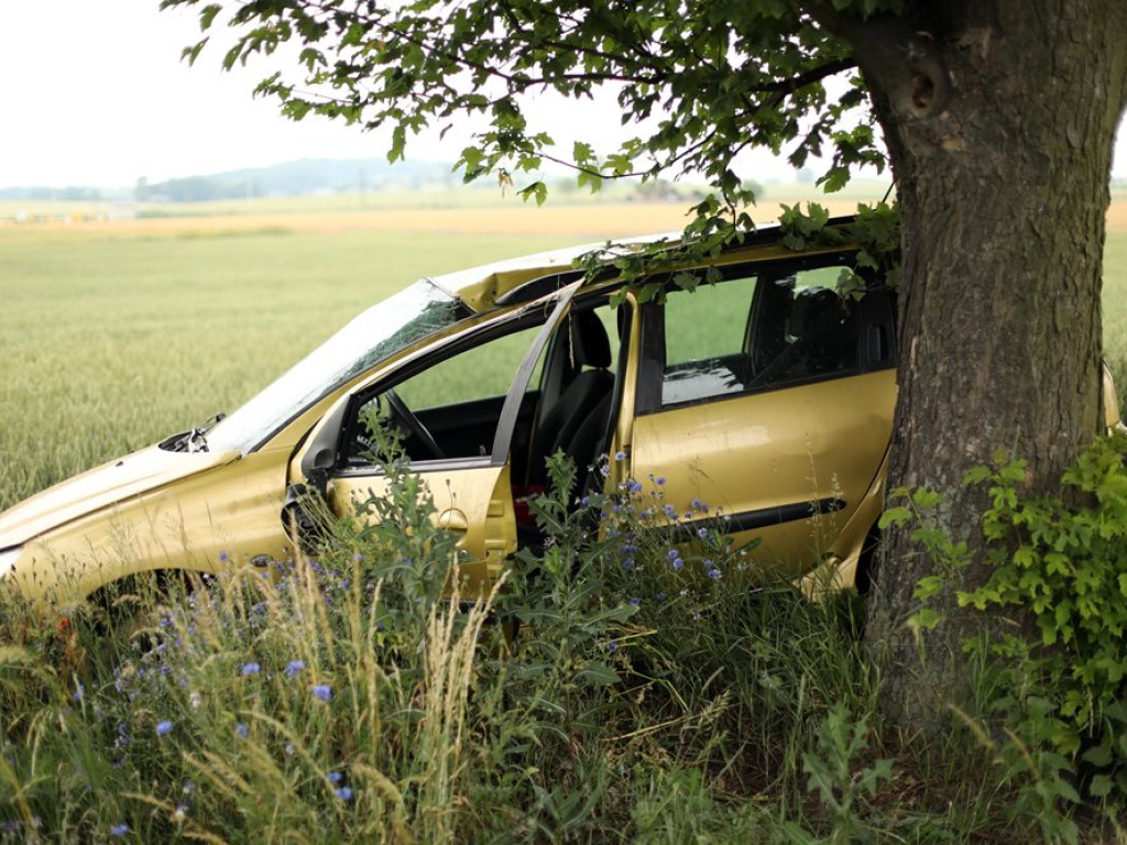 Poważny wypadek koło Bytnika. Auto uderzyło w drzewo