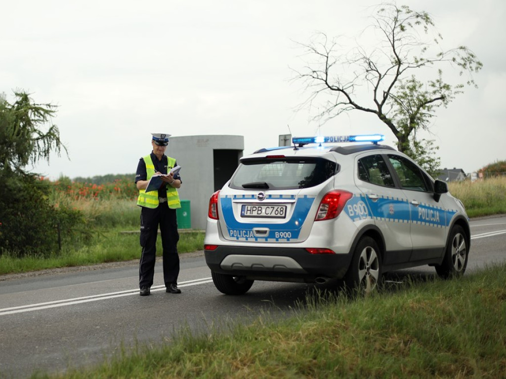 Poważny wypadek koło Bytnika. Auto uderzyło w drzewo
