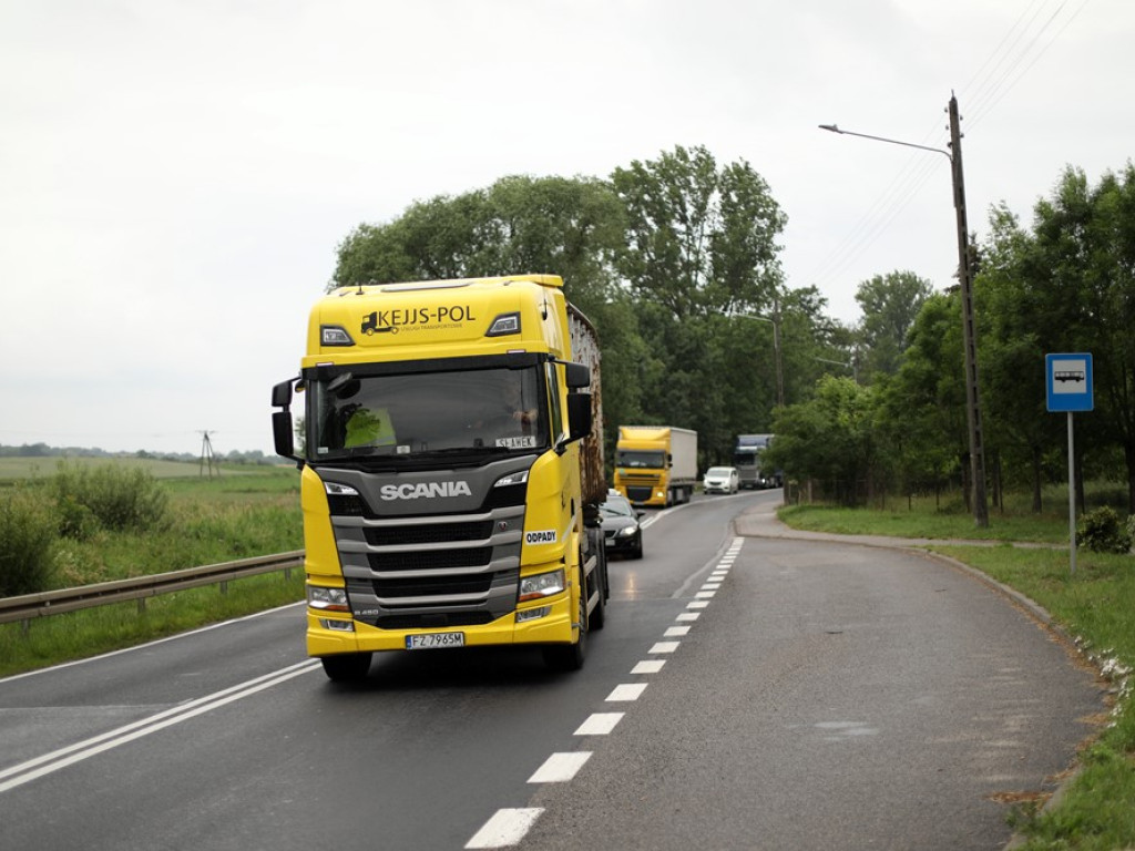 Zagapił się i uderzył w auto dostawcze. Kierowca w szpitalu