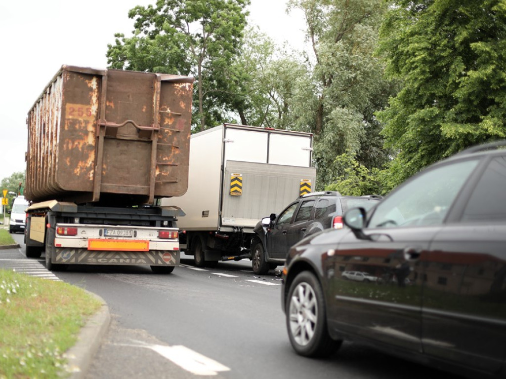 Zagapił się i uderzył w auto dostawcze. Kierowca w szpitalu