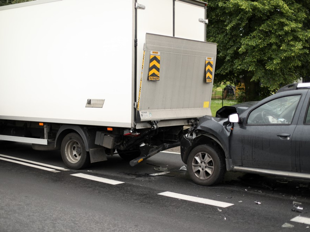 Zagapił się i uderzył w auto dostawcze. Kierowca w szpitalu