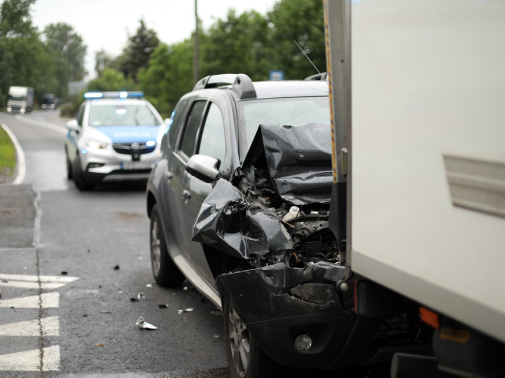 Zagapił się i uderzył w auto dostawcze. Kierowca w szpitalu