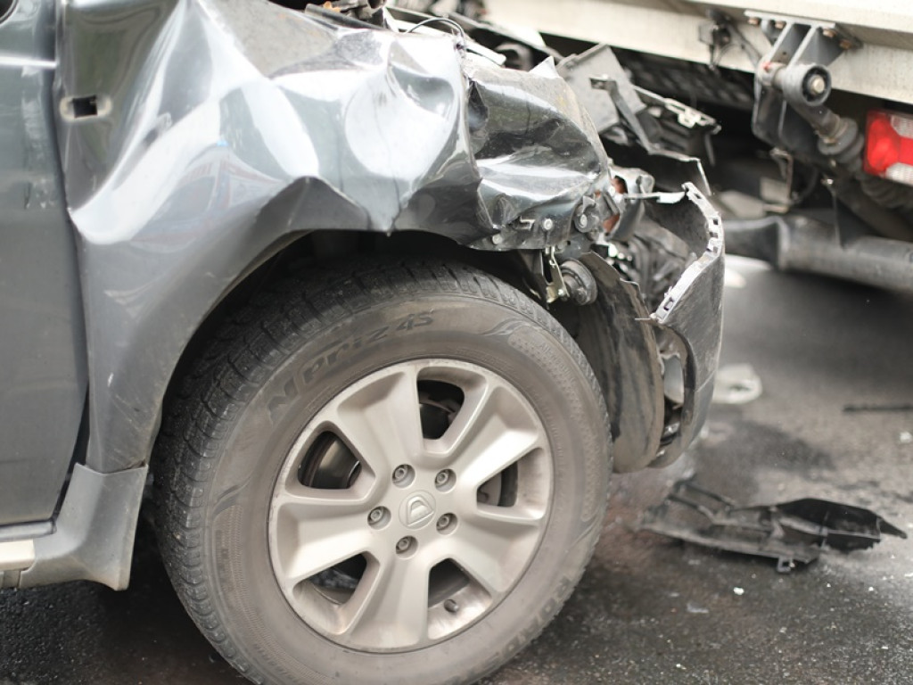 Zagapił się i uderzył w auto dostawcze. Kierowca w szpitalu