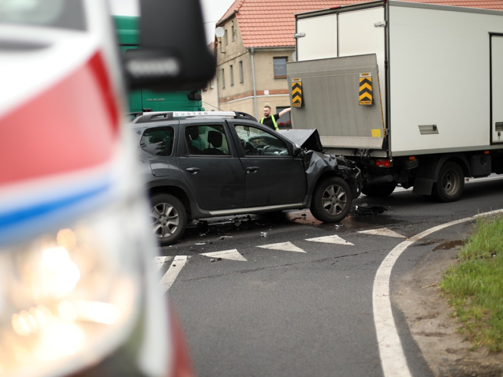 Zagapił się i uderzył w auto dostawcze. Kierowca w szpitalu