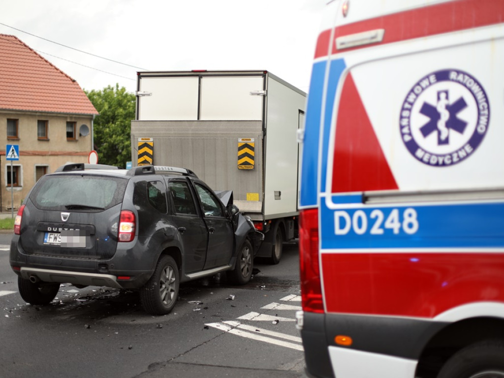 Zagapił się i uderzył w auto dostawcze. Kierowca w szpitalu