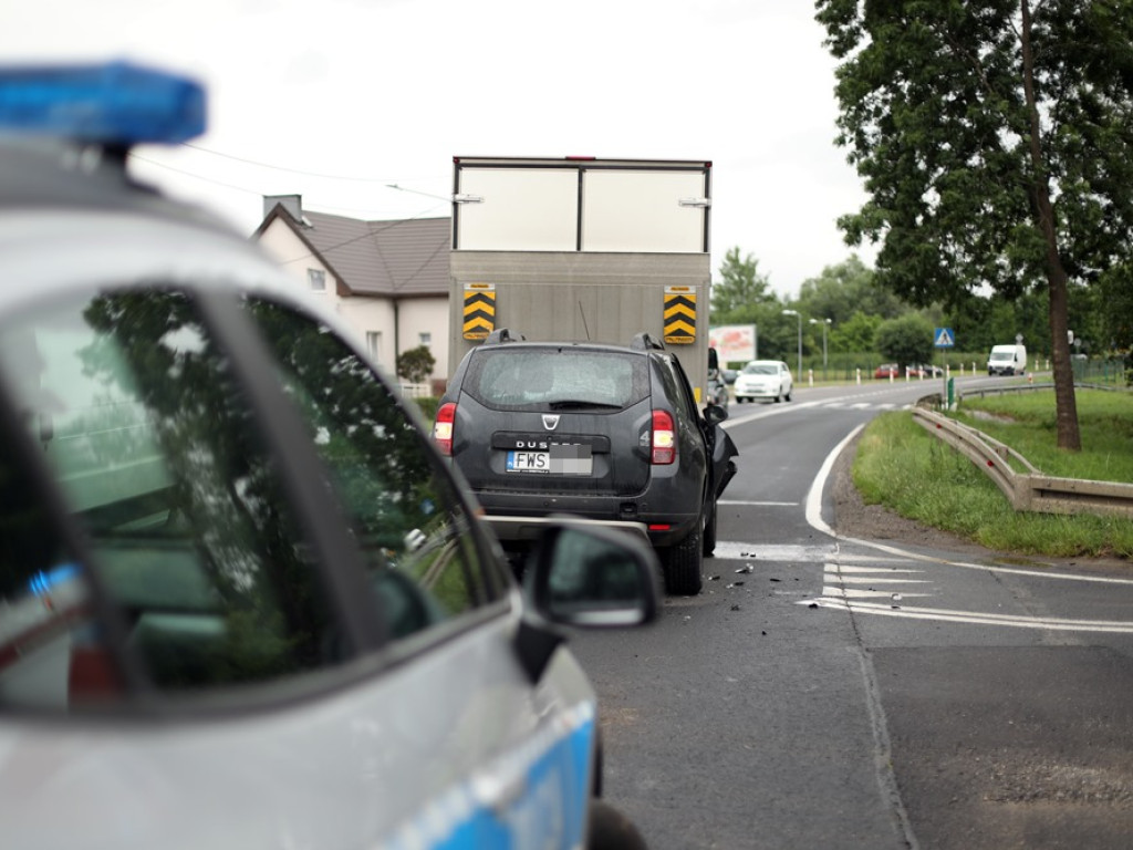 Zagapił się i uderzył w auto dostawcze. Kierowca w szpitalu