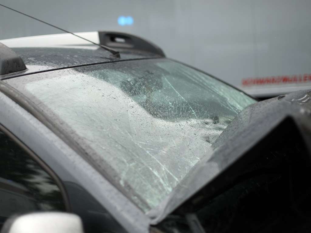 Zagapił się i uderzył w auto dostawcze. Kierowca w szpitalu