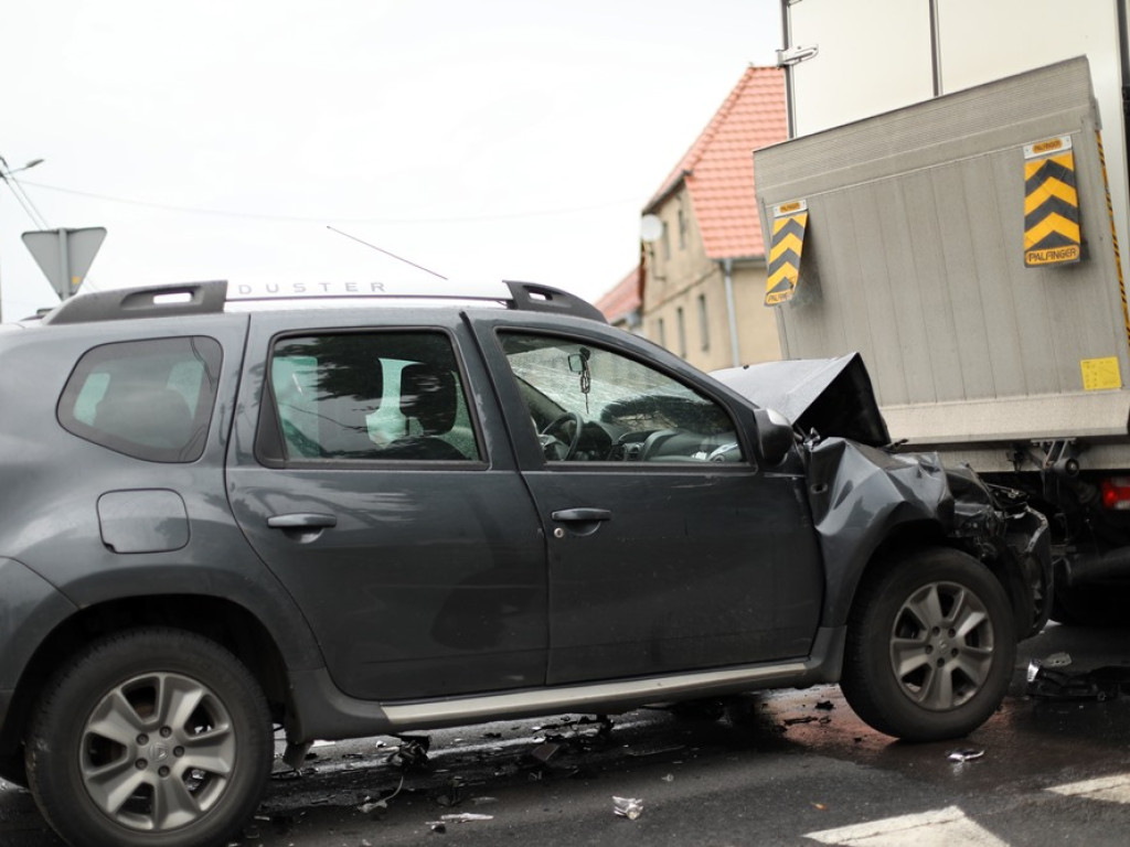 Zagapił się i uderzył w auto dostawcze. Kierowca w szpitalu