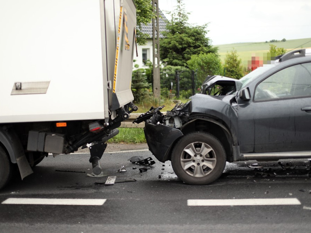 Zagapił się i uderzył w auto dostawcze. Kierowca w szpitalu