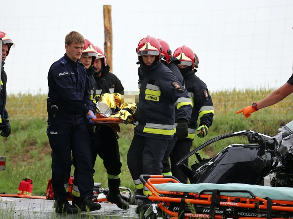 Uwaga wypadek! Ranni zostali uwięzieni w swoich samochodach