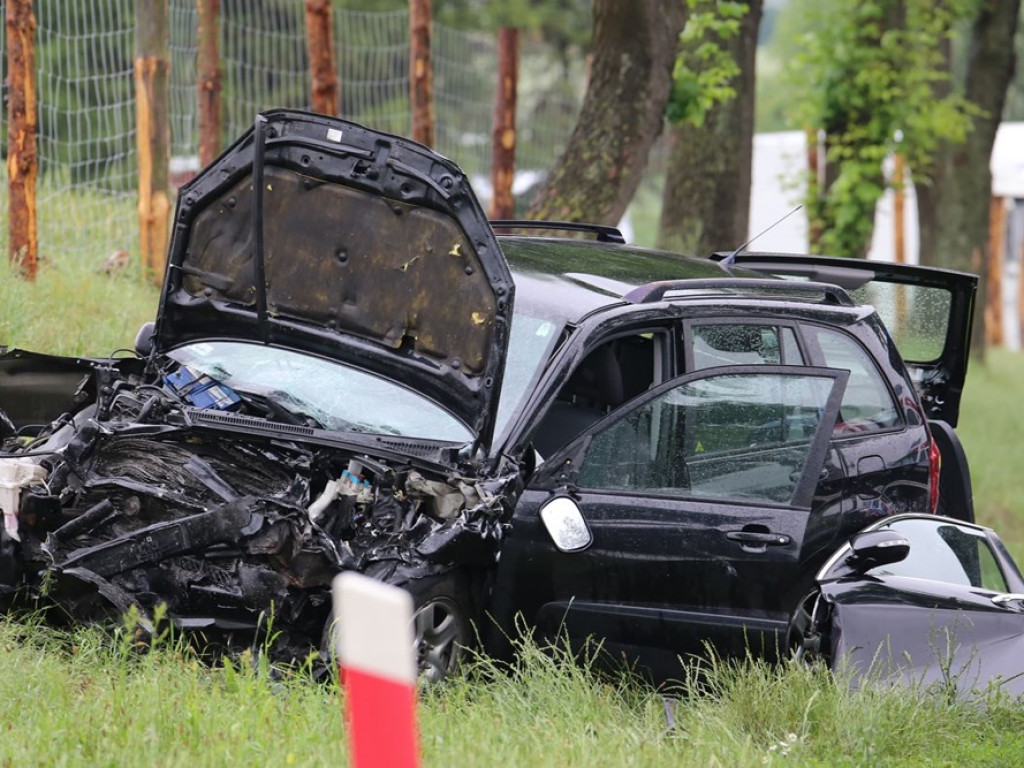 Uwaga wypadek! Ranni zostali uwięzieni w swoich samochodach