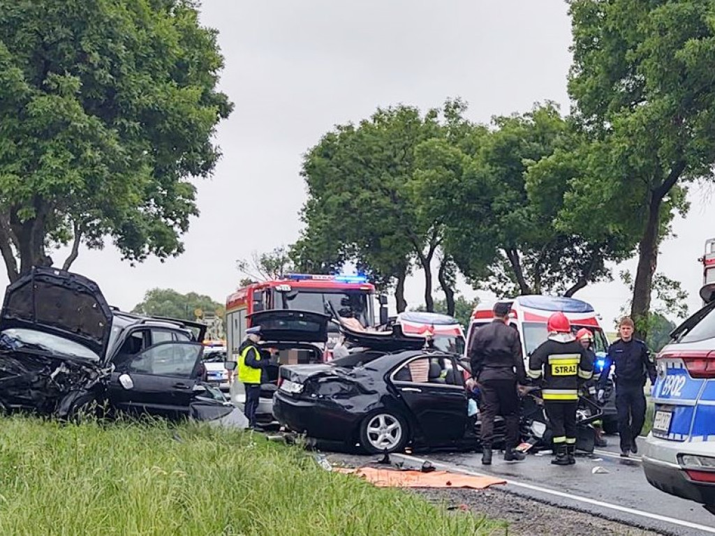 Uwaga wypadek! Ranni zostali uwięzieni w swoich samochodach