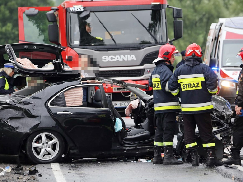 Uwaga wypadek! Ranni zostali uwięzieni w swoich samochodach