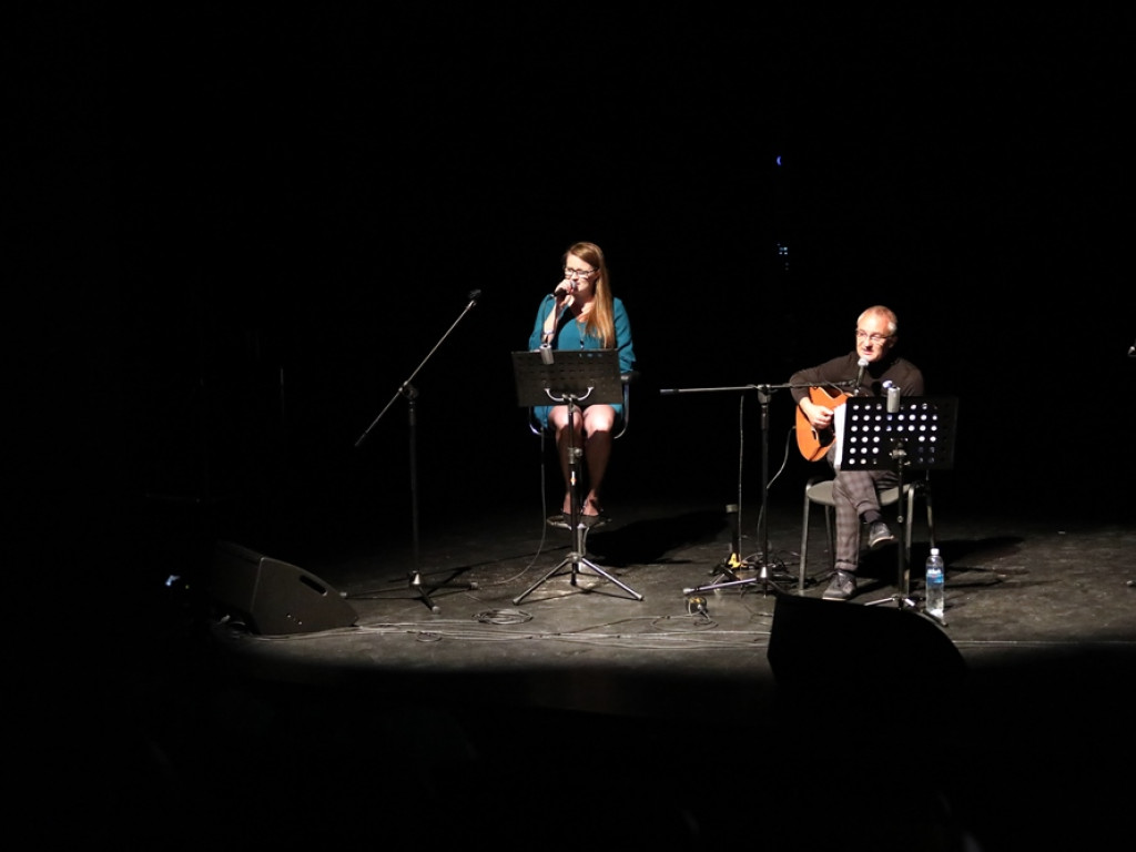 Z przyjaciółmi na scenie i widowni. Piękny koncert w teatrze