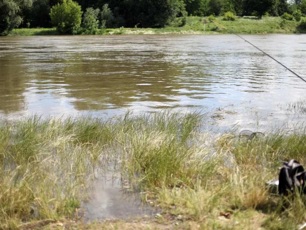 Odra przybiera i zbliża się do stanu alarmowego. Wędkarze: Woda zalewa plac festynowy