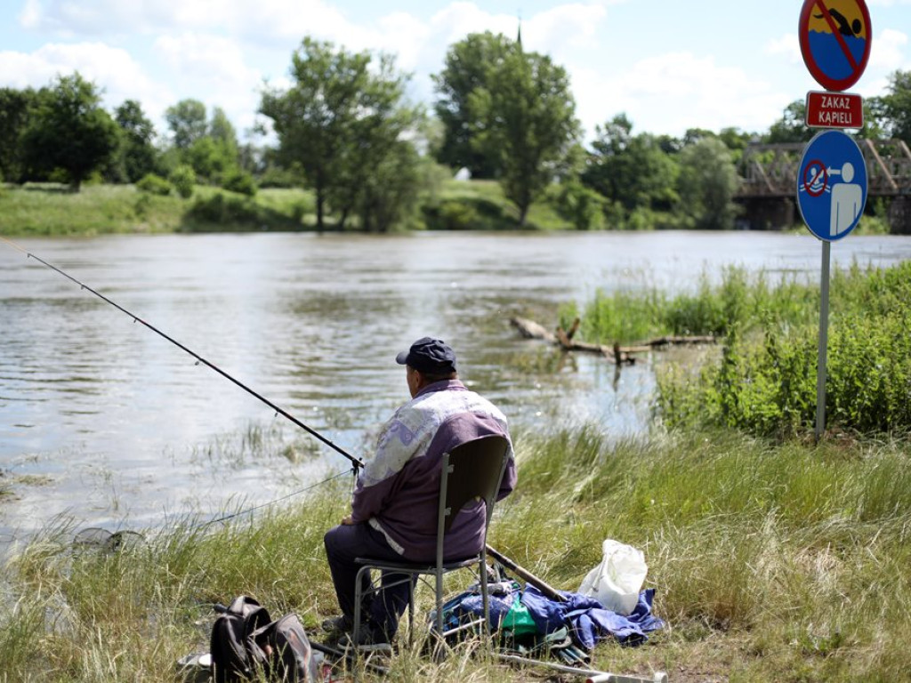 Odra przybiera i zbliża się do stanu alarmowego. Wędkarze: Woda zalewa plac festynowy
