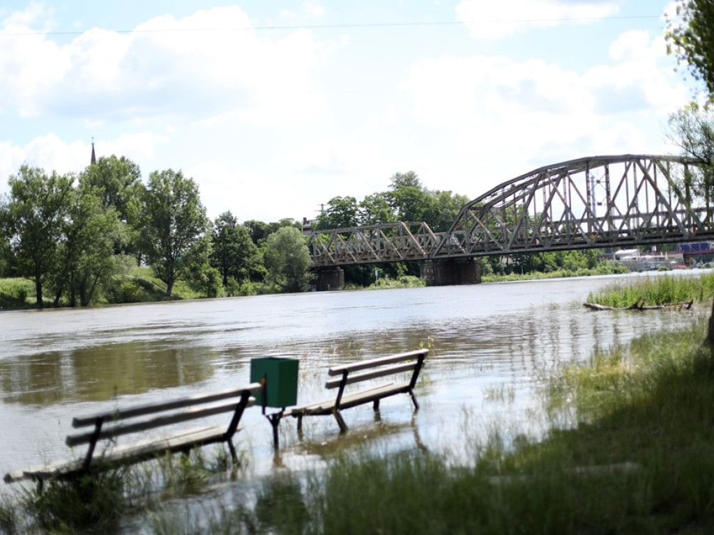 Odra przybiera i zbliża się do stanu alarmowego. Wędkarze: Woda zalewa plac festynowy