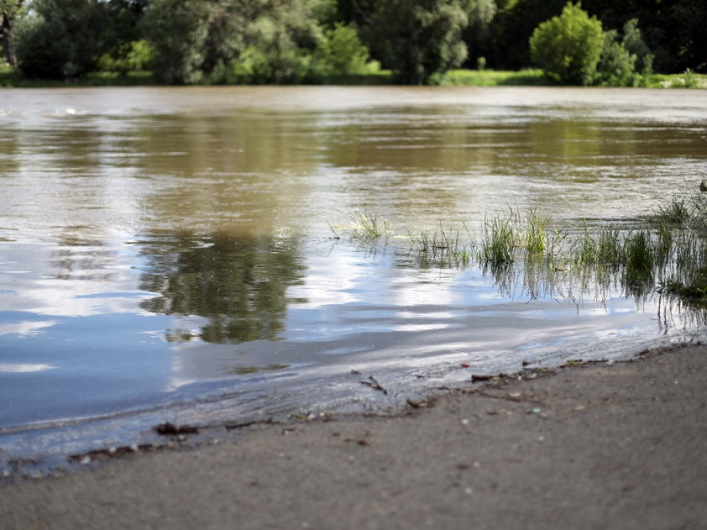 Odra przybiera i zbliża się do stanu alarmowego. Wędkarze: Woda zalewa plac festynowy