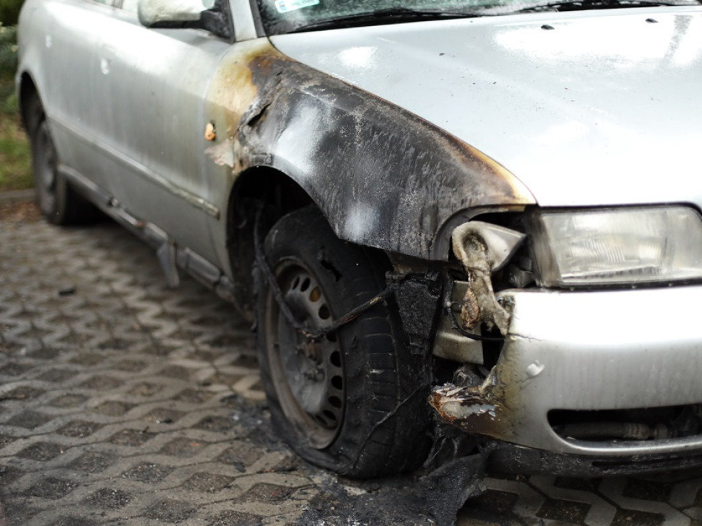 Na parkingu spłonęły dwa auta. Pożar wybuchł w nocy