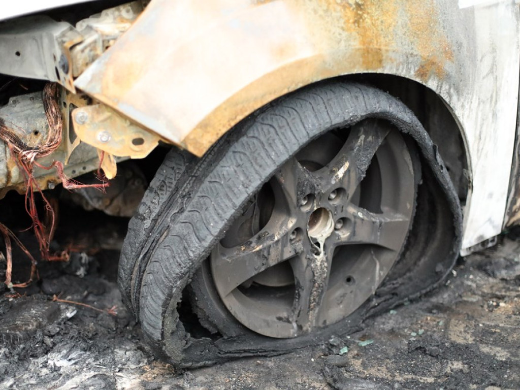 Na parkingu spłonęły dwa auta. Pożar wybuchł w nocy