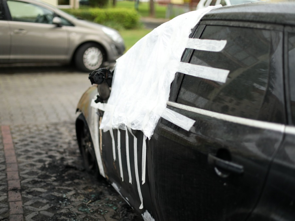 Na parkingu spłonęły dwa auta. Pożar wybuchł w nocy
