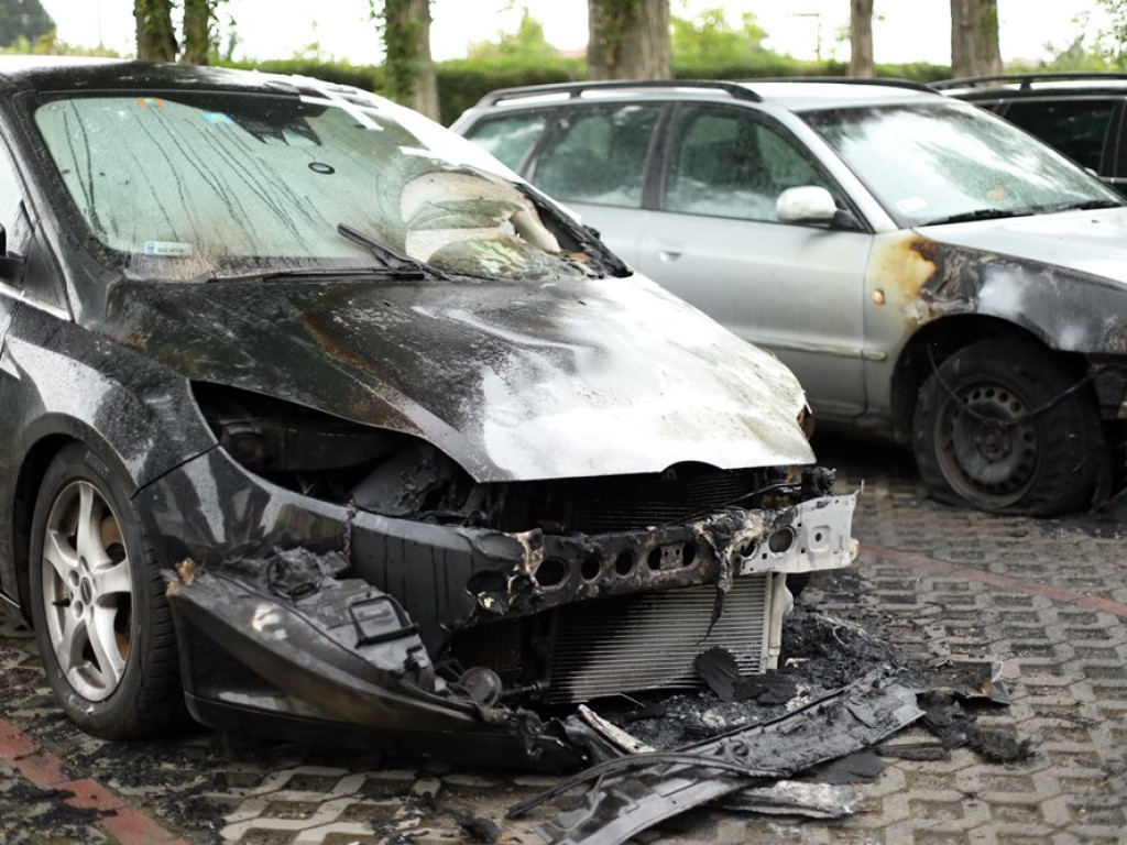 Na parkingu spłonęły dwa auta. Pożar wybuchł w nocy