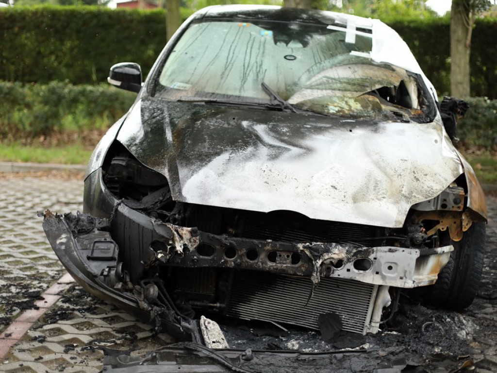 Na parkingu spłonęły dwa auta. Pożar wybuchł w nocy