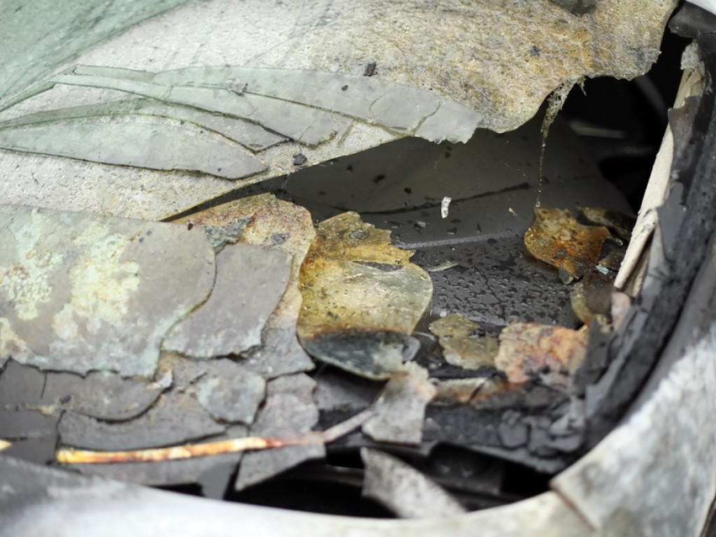 Na parkingu spłonęły dwa auta. Pożar wybuchł w nocy