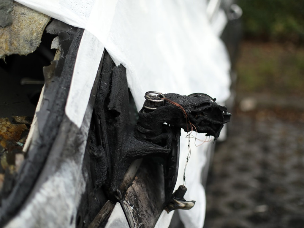 Na parkingu spłonęły dwa auta. Pożar wybuchł w nocy