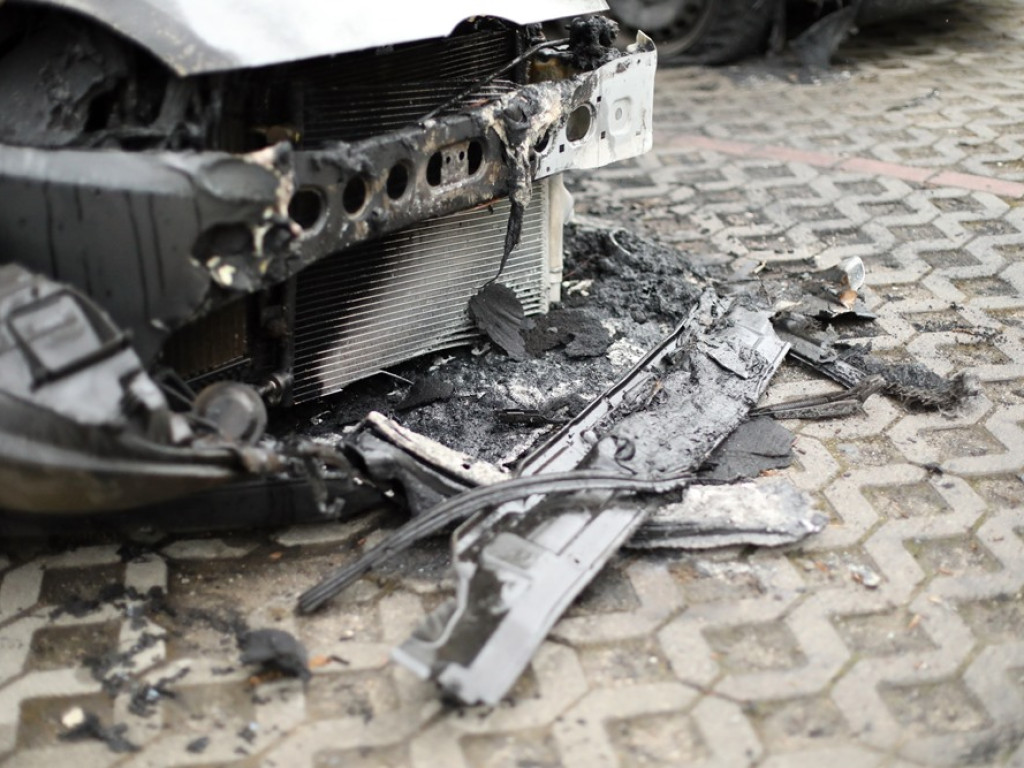 Na parkingu spłonęły dwa auta. Pożar wybuchł w nocy