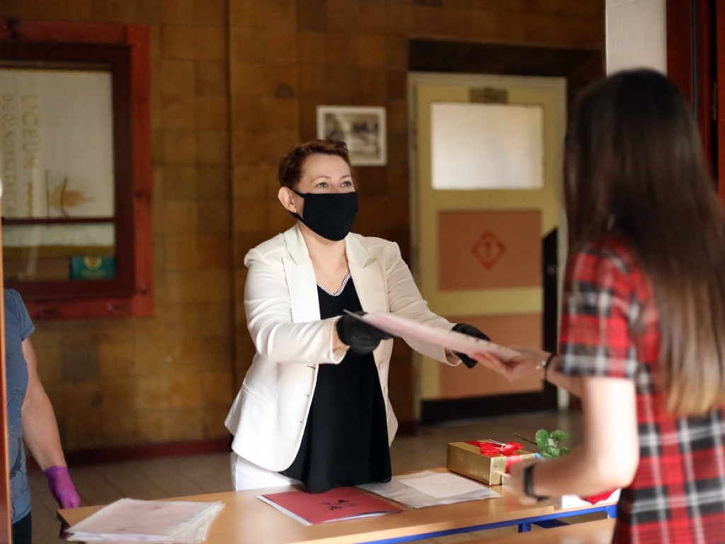 WAKACJE! Uczniowie odebrali świadectwa, ale akademii z okazji zakończenia roku szkolnego nie było