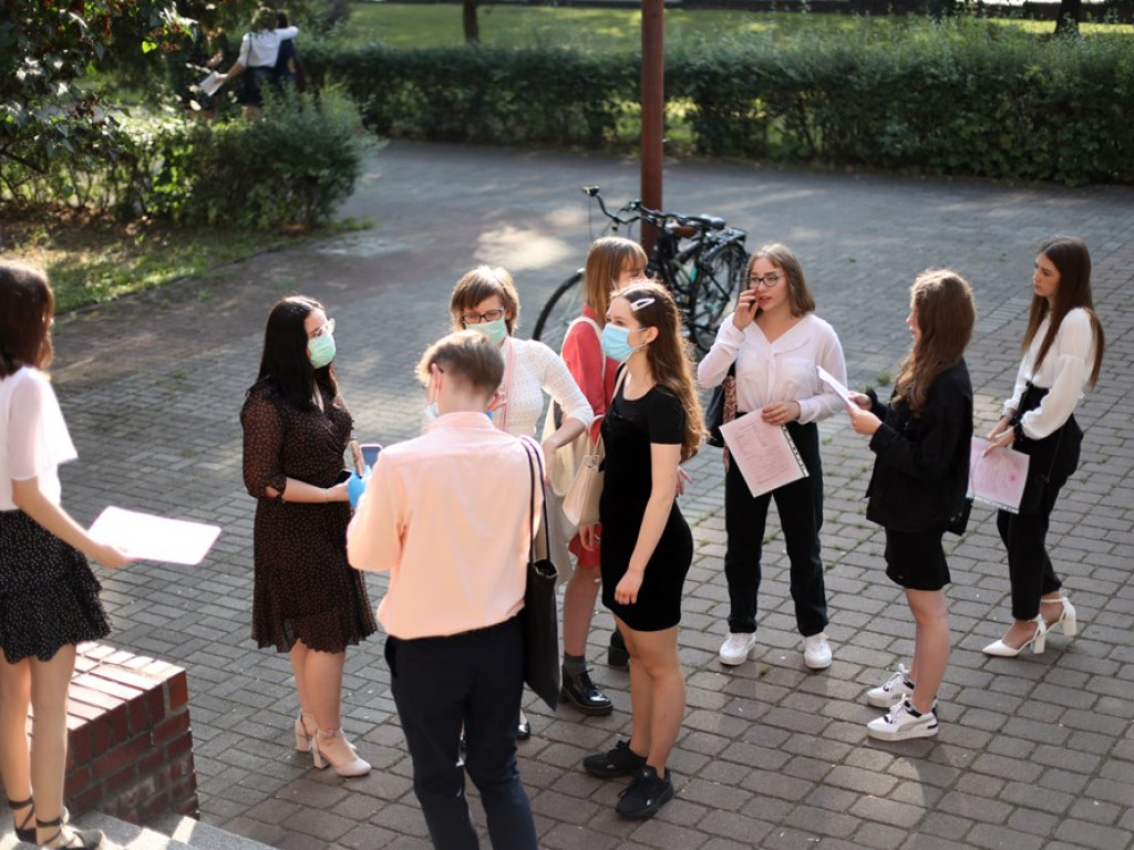 WAKACJE! Uczniowie odebrali świadectwa, ale akademii z okazji zakończenia roku szkolnego nie było