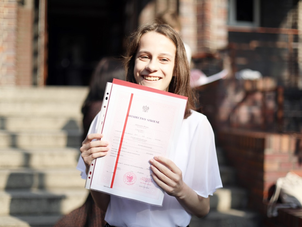 WAKACJE! Uczniowie odebrali świadectwa, ale akademii z okazji zakończenia roku szkolnego nie było
