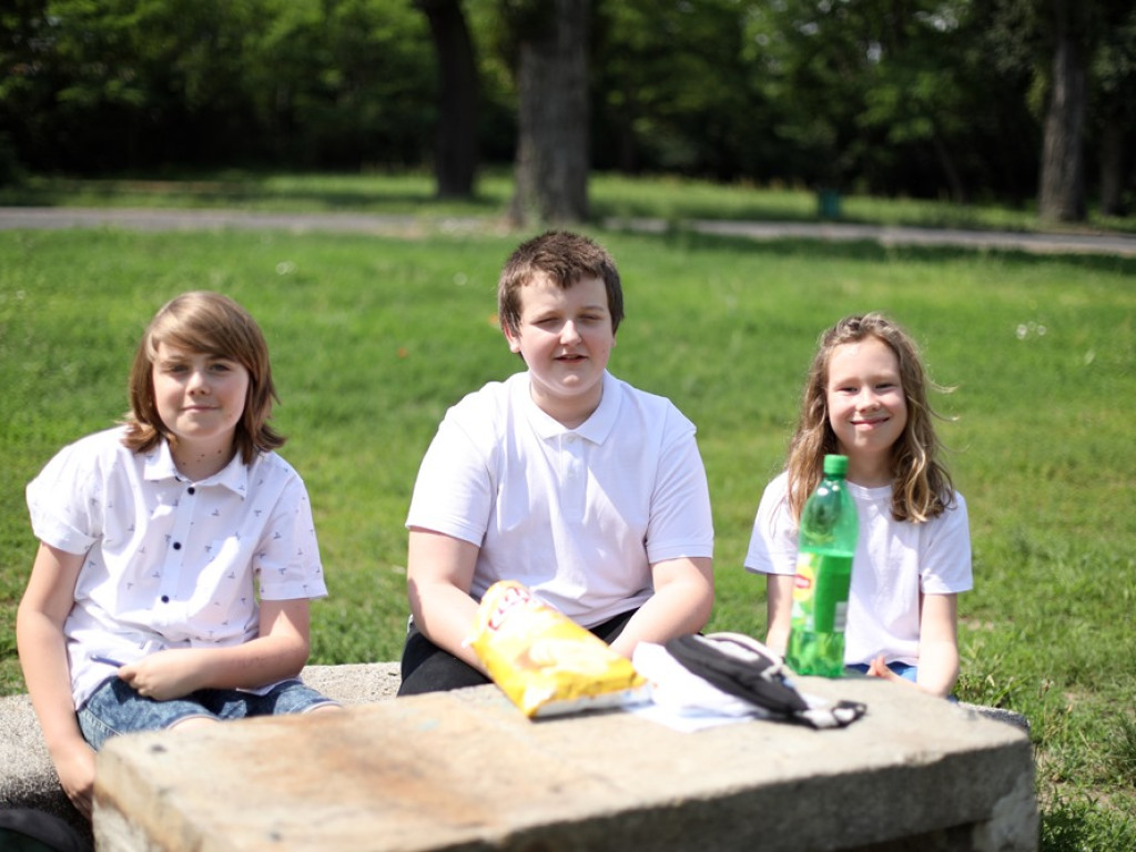 Uczniowie świętują rozpoczęcie wakacji na placu festynowym