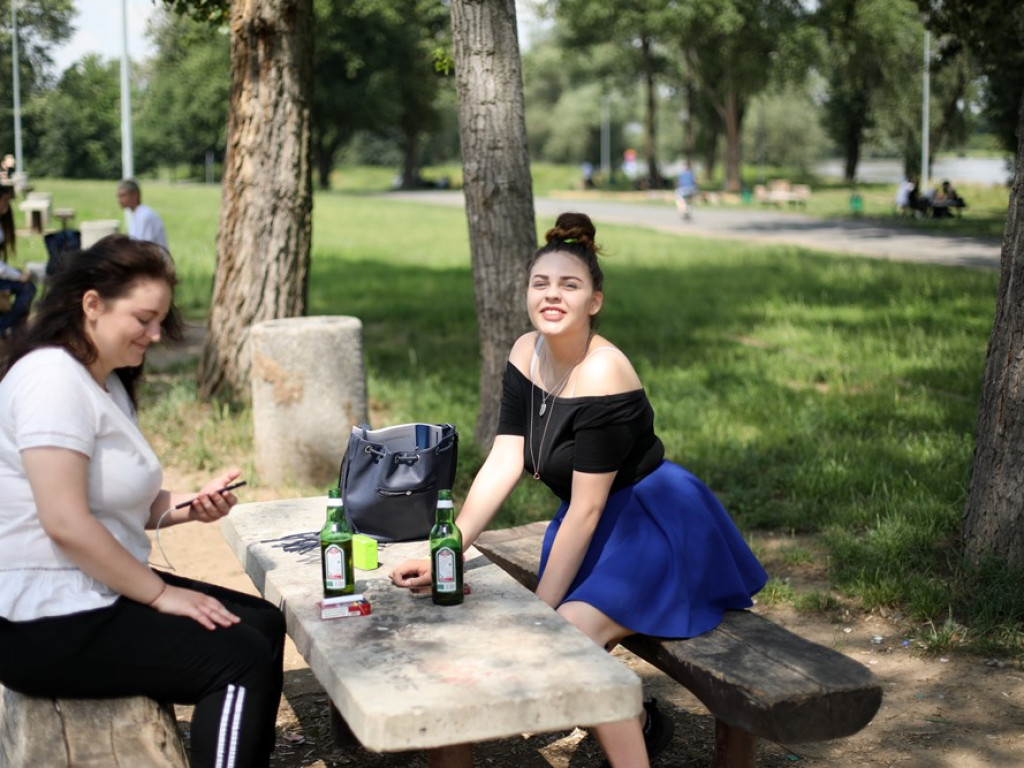 Uczniowie świętują rozpoczęcie wakacji na placu festynowym