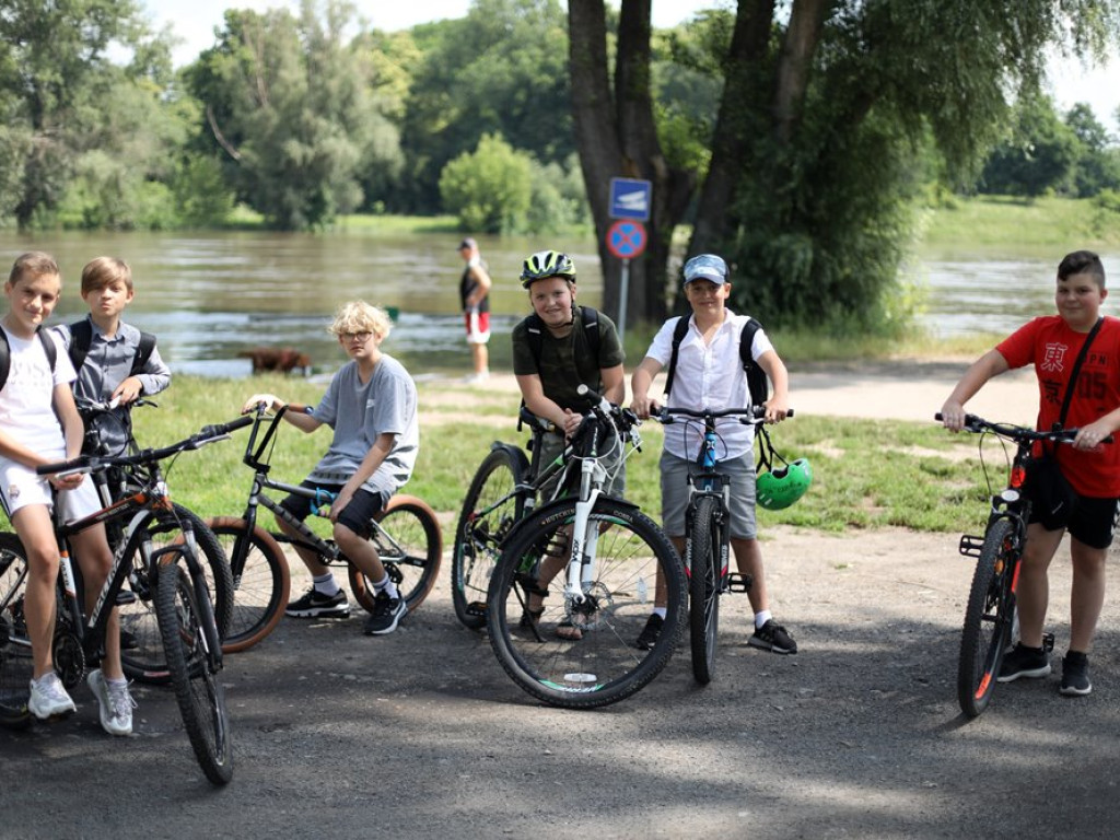 Uczniowie świętują rozpoczęcie wakacji na placu festynowym