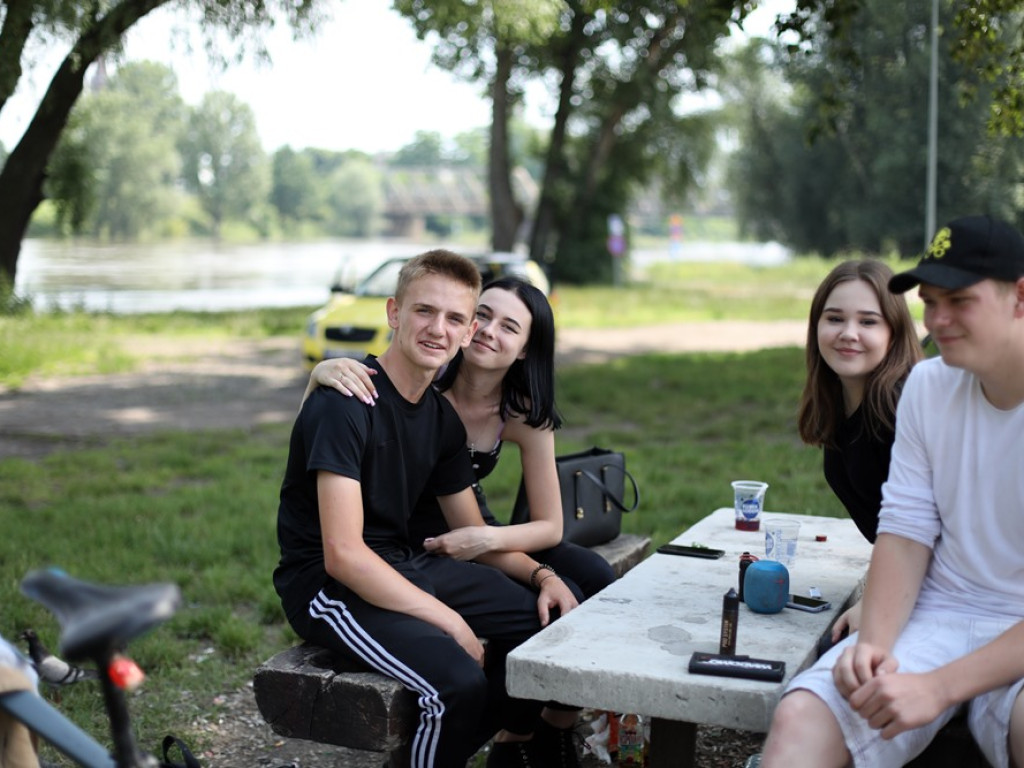 Uczniowie świętują rozpoczęcie wakacji na placu festynowym