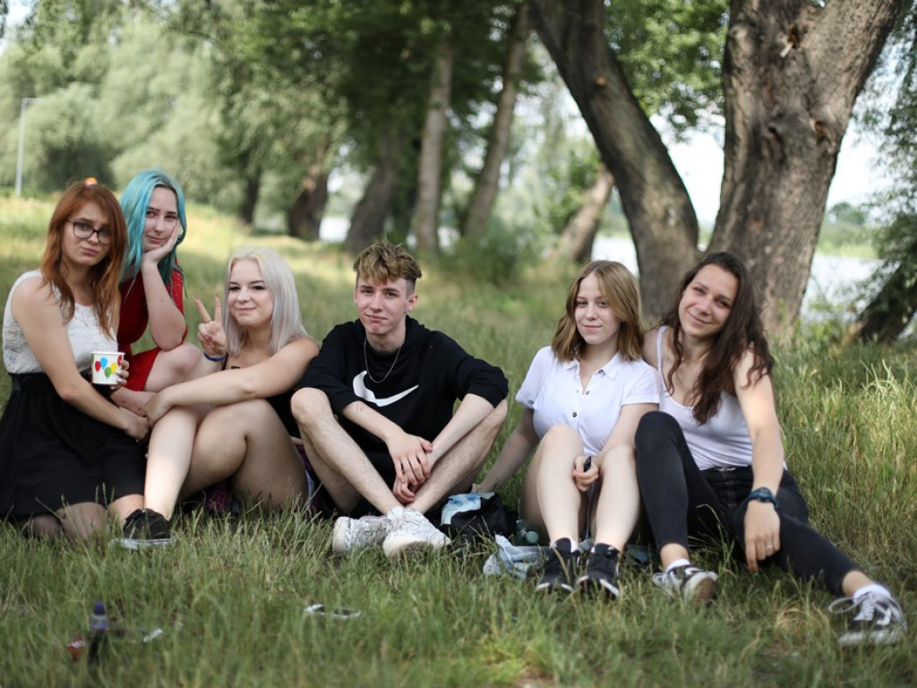 Uczniowie świętują rozpoczęcie wakacji na placu festynowym