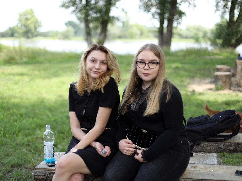 Uczniowie świętują rozpoczęcie wakacji na placu festynowym