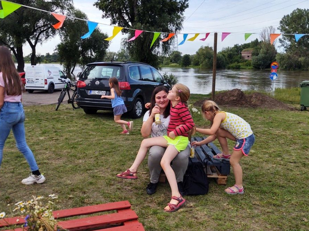 Piękny ten ogród nad Odrą! Była ciężka praca, a teraz przyszedł czas na świętowanie