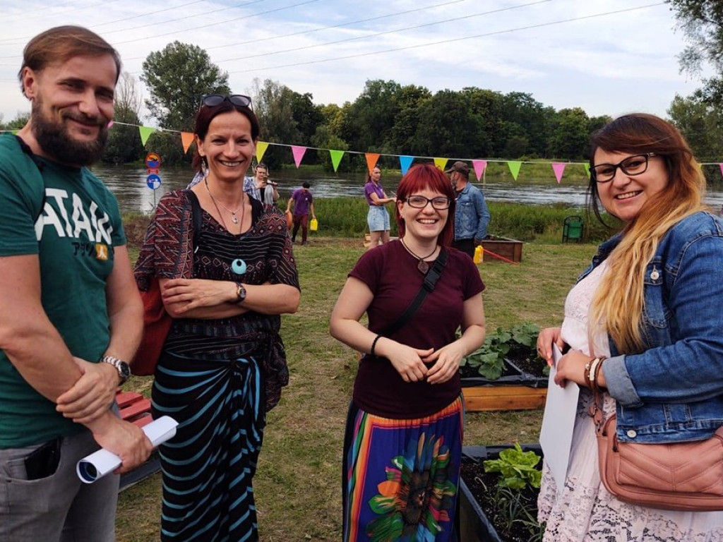 Piękny ten ogród nad Odrą! Była ciężka praca, a teraz przyszedł czas na świętowanie