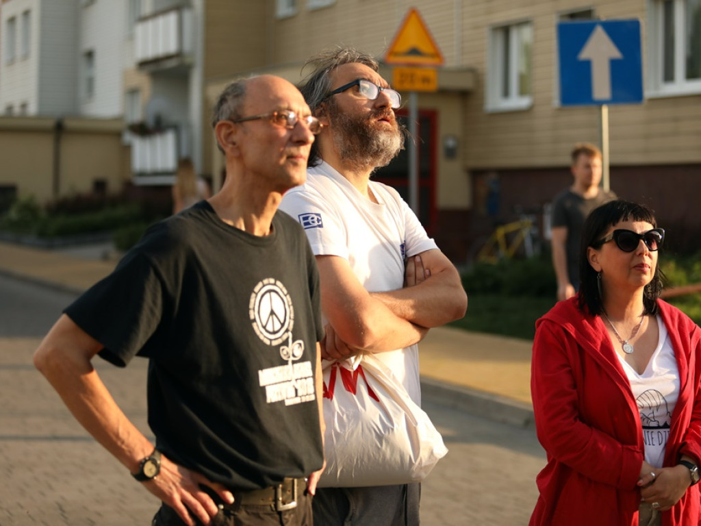 Afrykańska muzyka na balkonie Mayday. Był to kolejny spontaniczny koncert