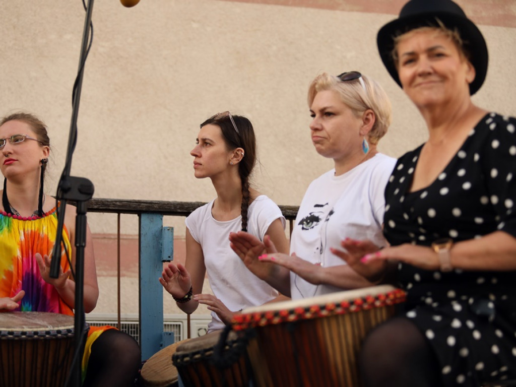 Afrykańska muzyka na balkonie Mayday. Był to kolejny spontaniczny koncert