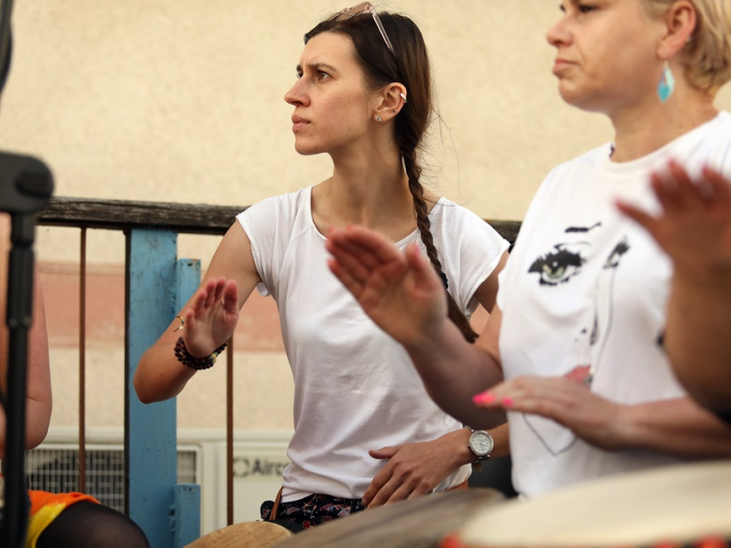 Afrykańska muzyka na balkonie Mayday. Był to kolejny spontaniczny koncert