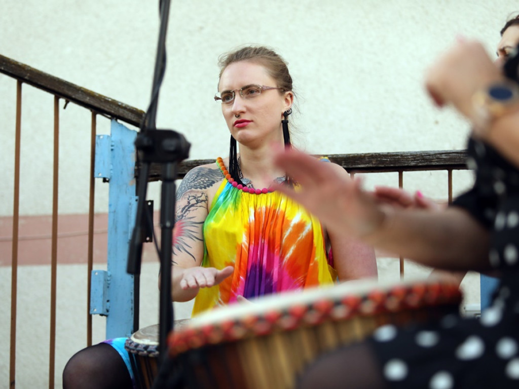 Afrykańska muzyka na balkonie Mayday. Był to kolejny spontaniczny koncert