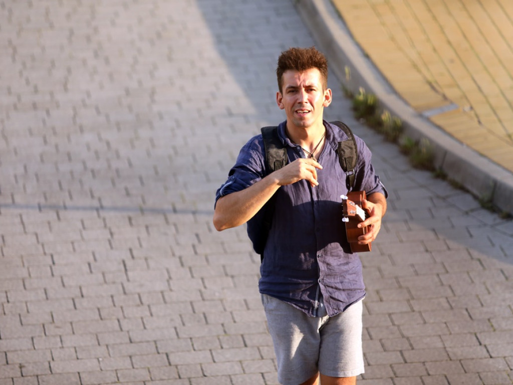 Afrykańska muzyka na balkonie Mayday. Był to kolejny spontaniczny koncert