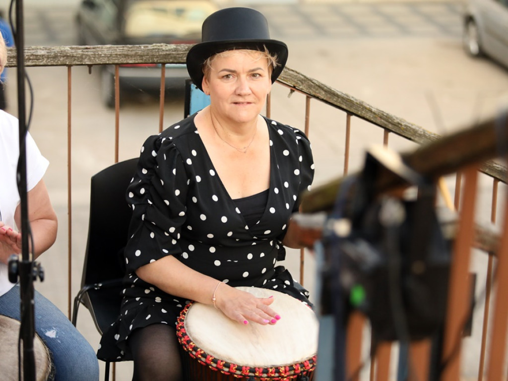 Afrykańska muzyka na balkonie Mayday. Był to kolejny spontaniczny koncert