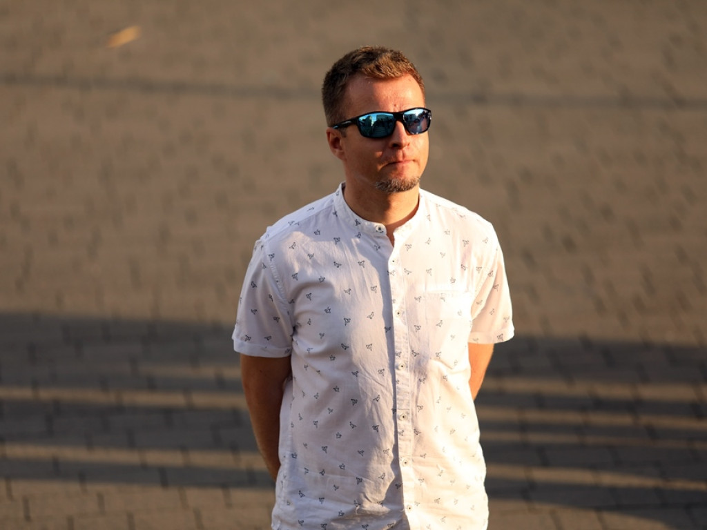 Afrykańska muzyka na balkonie Mayday. Był to kolejny spontaniczny koncert